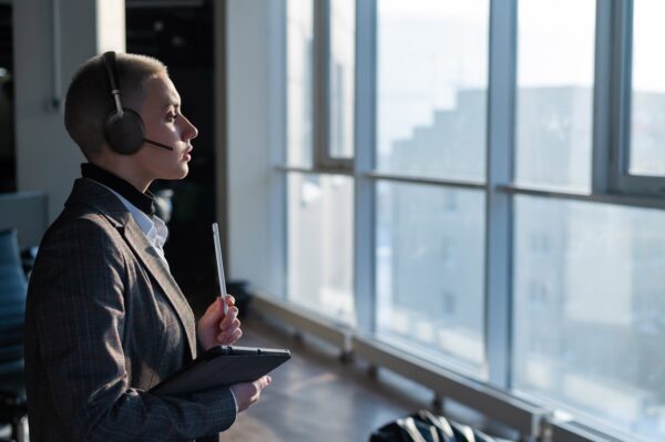 Yealink Headset Wireless Bluetooth NC with Retractablle Mic, B/T Dongle & Charging Stand BH72 Dual Teams Black - Image 14